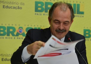 Enem: Aloizio Mercadante, informou que a taxa de inscrição ainda não foi paga por mais de 2 milhões de candidatos