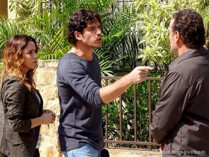 Bento discute com Wilson no meio da rua (Foto: Sangue Bom / TV Globo) Bento discute com Wilson no meio da rua (Foto: Sangue Bom / TV Globo)
