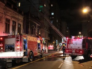 Incêndio atingiu neste sábado (04/05) casa noturna em Porto Alegre (RS)