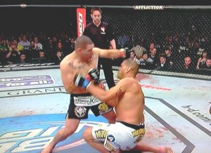 Cain Velasquez vence Pezão e continua com o cinturão dos pesados do UFC