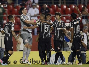 Corinthians vence São Paulo nas penalidades e encara o Santos na final do Paulistão