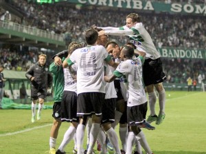 Com virada no final, Coritiba vence o Atlético-MG no Couto Pereira Com virada no final, Coritiba vence o Atlético-MG no Couto Pereira