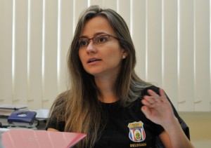 Delegada da Polícia Civil, Fernanda Cavalcante, comunica a prisão do principal suspeito de ordenar o assassinato da radialista Lana Micol Delegada da Polícia Civil, Fernanda Cavalcante, comunica a prisão do principal suspeito de ordenar o assassinato da radialista Lana Micol