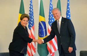 Vice-presidente dos EUA destaca Brasil como exemplo de democracia Vice-presidente dos EUA destaca Brasil como exemplo de democracia