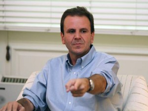 Eduardo Paes, prefeito do Rio, sai no braço com músico depois de ser xingado Eduardo Paes, prefeito do Rio, sai no braço com músico depois de ser xingado