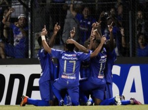 Emelec vence o Fluminense com um pênalti inventado pela arbitragem