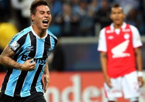 Com menos um em campo Grêmio leva susto, mas vence o Santa Fé