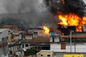 Incêndio de depósito de combustível em Duque de Caxias deixa pelo menos uma pessoa morta