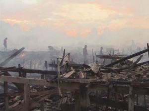 Diversas famílias perderam todos os pertences com o incêndio.  (Foto: Reprodução/TV Tribuna)
