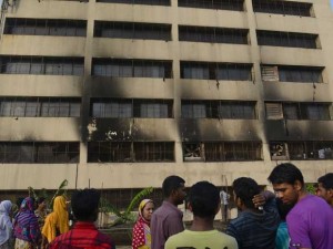 Depois de desmoronamento de prédio, agora fábrica de roupa pega fogo em Bangladesh