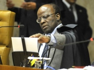 Ministro Joaquim Barbosa rejeita recursos do mensalão a quem pediu revisão de julgamento
