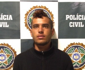 Polícia prende jovem suspeito de ter matado um diarista (Foto: Renato Freitas) Polícia prende jovem suspeito de ter matado um diarista (Foto: Renato Freitas)