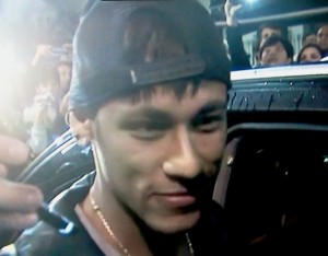 Neymar recebe propostas do Barcelona e do Real Madrid, mas ainda não decidiu