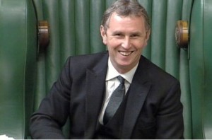 Nigel Evans, vice-presidente do parlamento britânico, é preso por um suposto caso de estupro e agressão sexual