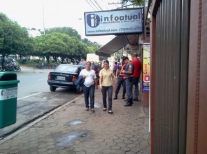 Veículos estacionam em ponto de ônibus na frente dos PMs contratados pela Prefeitura sem o mínimo temor Veículos estacionam em ponto de ônibus na frente dos PMs contratados pela Prefeitura sem o mínimo temor