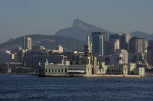 Passeio na Baía de Guanabara em embarcação da Marinha, encanta turistas e moradores do Rio