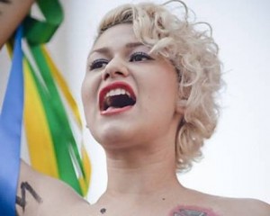 A representante do Femen Brazil, Sara Winter, de 20 anos, rebate as acusações A representante do Femen Brazil, Sara Winter, de 20 anos, rebate as acusações
