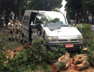 Chuva forte e rajadas de vento de mais de 90 km/h atingem o Rio de Janeiro Chuva forte e rajadas de vento de mais de 90 km/h atingem o Rio de Janeiro