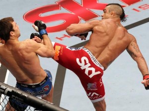 Vitor Belfort vence americano Luke Rockhold com golpe clássico no UFC