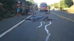 Homem morre depois que sua moto foi partida ao meio em acidente na BR 356 - Foto: Renato Freitas