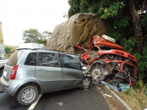 Acidente com vários veículos deixa dois mortos na BR 356 em Itaperuna - Foto: Renato Freitas Acidente com vários veículos deixa dois mortos na BR 356 em Itaperuna - Foto: Renato Freitas