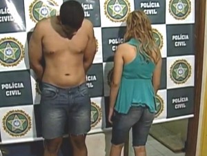 Polícia apreende uma adolescente acusada de assassinar a própria mãe e prende o namorado dela pelo crime