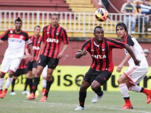 Flamengo fica somente no empate com o Atlético-PR em Joinville Flamengo fica somente no empate com o Atlético-PR em Joinville