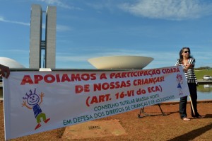 Crianças de várias idades fazem protesto em frente ao Congresso Nacional Crianças de várias idades fazem protesto em frente ao Congresso Nacional