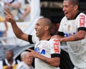 Corinthians vence a Ponte Preta no Pacaembu com gol de Emerson