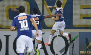 Cruzeiro bate o campeão mundial e volta à liderança do Brasileirão