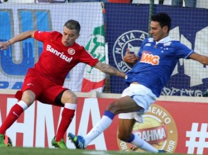 Cruzeiro e Internacional empatam em 2 a 2 na Arena do Jacaré