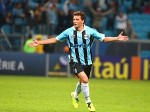 Grêmio bate o Vitória pelo Brasileirão com gol de Elano