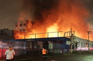 Incêndio atinge o Shopping Azulão no Bairro do Pari, na região central de São Paulo - Foto: Alex Falcão/Futura Press/Estadão Conteúdo Incêndio atinge o Shopping Azulão no Bairro do Pari, na região central de São Paulo - Foto: Alex Falcão/Futura Press/Estadão Conteúdo
