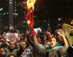 Manifestantes protestam contra Lula e PT e Dilma marca reunião de emergência