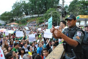 Protesto parou Itaperuna, mas prefeito e presidente da Câmara não apareceram para receber manifestantes