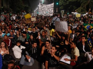 Manifestantes protestam em frente ao apartamento do ex-presidente lula