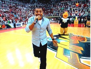 Naldo interpreta o Hino Nacional e canta no intervalo do NBB