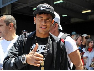 Neymar deu atenção total para os jornalistas e torcedores em sua chegada ao Barcelona Neymar deu atenção total para os jornalistas e torcedores em sua chegada ao Barcelona