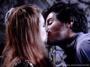 Thales e Nicole se beijam e a ruiva fica toda derretida por ele (Foto: Amor à Vida / TV Globo) Thales e Nicole se beijam e a ruiva fica toda derretida por ele (Foto: Amor à Vida / TV Globo)