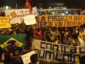 Policiais militares dispersam com bombas de gás e balas de borracha manifestação de estudantes em Niterói Policiais militares dispersam com bombas de gás e balas de borracha manifestação de estudantes em Niterói