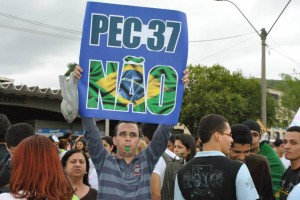 Com o povo pedindo nas ruas PEC 37 é derrubada em Brasília