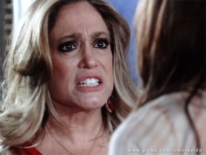 Pilar se irrita com ofensas de Paloma e dá um tapa na cara da filha! (Foto: Amor à Vida / TV Globo) Pilar se irrita com ofensas de Paloma e dá um tapa na cara da filha! (Foto: Amor à Vida / TV Globo)