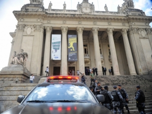 Nas escadarias da Alerj, manifestantes fazem protesto contra vandalismo