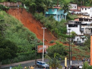 Chuva forte causa desabamento e vítimas são soterradas em Salvador