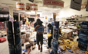 Vandalismo em manifestação leva a prisão de pelo menos 63 pessoas em São Paulo