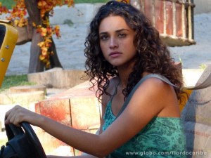 Enciumada, Taís pensa que Isabel tem alguma coisa com Mantovani ao vê-los no quiosque (Foto: Flor do Caribe / TV Globo) Enciumada, Taís pensa que Isabel tem alguma coisa com Mantovani ao vê-los no quiosque (Foto: Flor do Caribe / TV Globo)