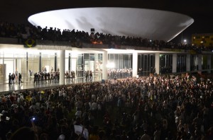 'Vem vamo pra rua' empresa suspende comercial depois que música em protestos ganhou o Brasil