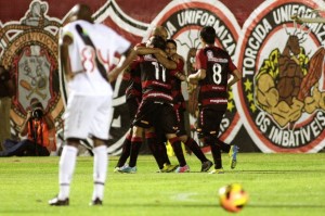 Vitória vence o Vasco e dorme liderança do Brasileirão Vitória vence o Vasco e dorme liderança do Brasileirão