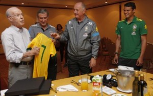 Zagallo é homenageado pela Seleção Brasileira