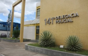 Empresário e família feitos reféns em assalto em São Fidélis Empresário e família feitos reféns em assalto em São Fidélis